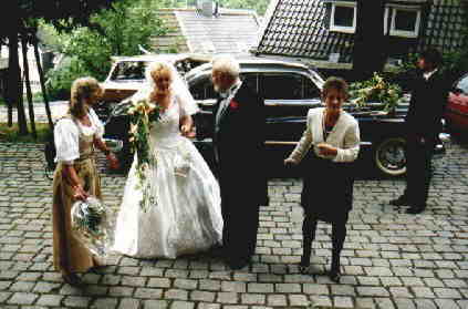 Ankunft der Braut vor der Kirche