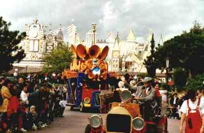 Micky und Minnie fhren die Parade an