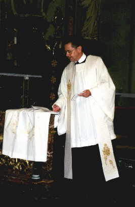 Pater Louis am Tauftisch
