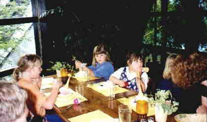 Die Kinder sind schon fertig mit Essen